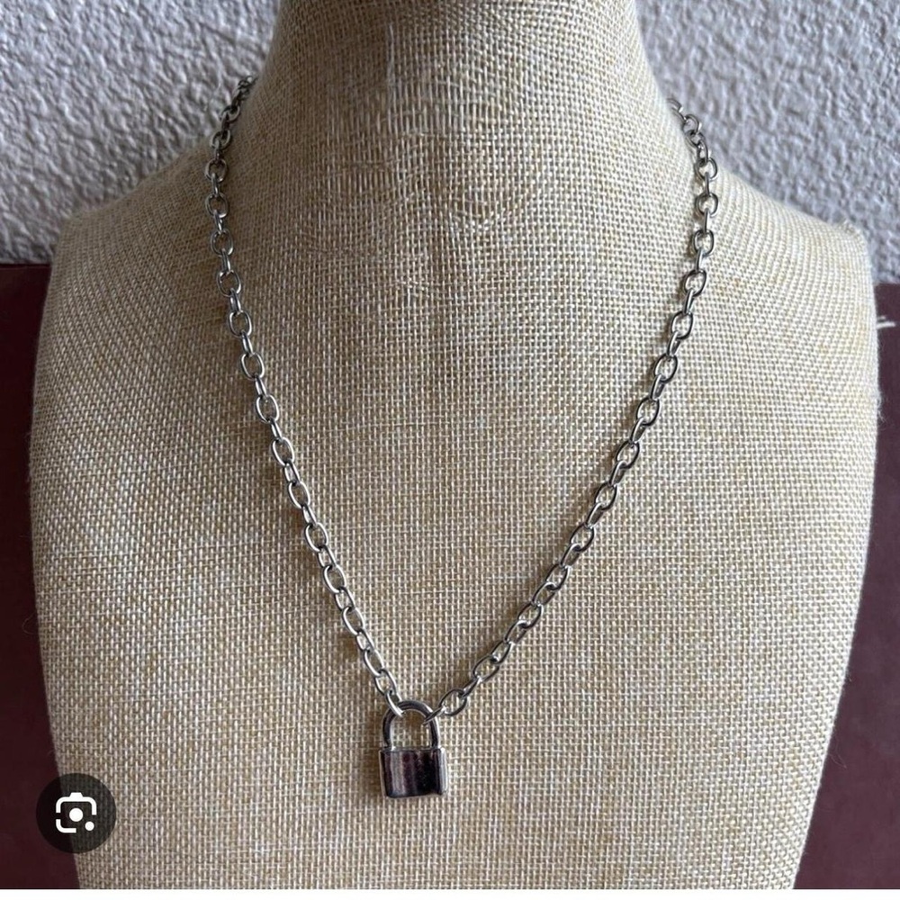 Brandy Melville chain lock necklace